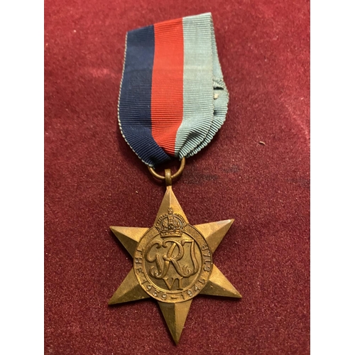 605 - FIVE WW2 MEDALS - A 1939 - 45 MEDAL. A DEFENCE MEDAL, A 1939 - 45 STAR, AN ITALY STAR AND AN AFRICA ... 