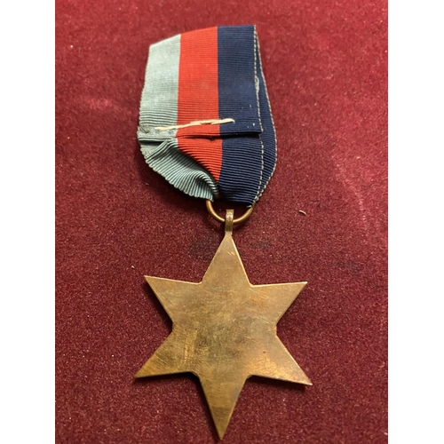 605 - FIVE WW2 MEDALS - A 1939 - 45 MEDAL. A DEFENCE MEDAL, A 1939 - 45 STAR, AN ITALY STAR AND AN AFRICA ... 