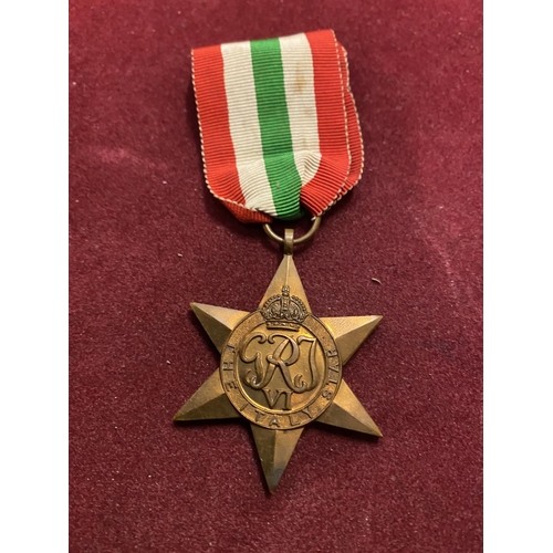 605 - FIVE WW2 MEDALS - A 1939 - 45 MEDAL. A DEFENCE MEDAL, A 1939 - 45 STAR, AN ITALY STAR AND AN AFRICA ... 