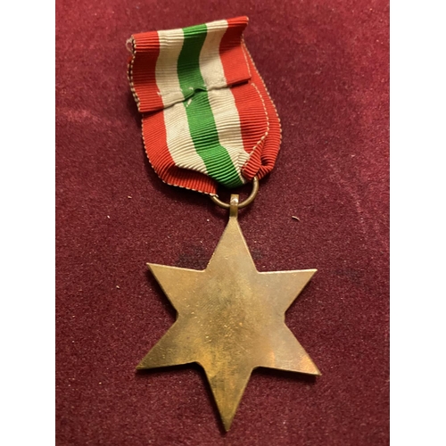 605 - FIVE WW2 MEDALS - A 1939 - 45 MEDAL. A DEFENCE MEDAL, A 1939 - 45 STAR, AN ITALY STAR AND AN AFRICA ... 