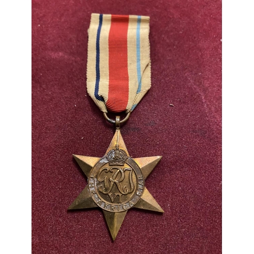 605 - FIVE WW2 MEDALS - A 1939 - 45 MEDAL. A DEFENCE MEDAL, A 1939 - 45 STAR, AN ITALY STAR AND AN AFRICA ... 