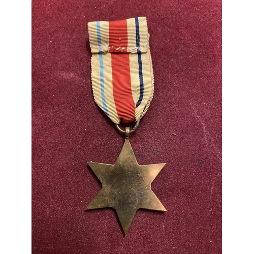 605 - FIVE WW2 MEDALS - A 1939 - 45 MEDAL. A DEFENCE MEDAL, A 1939 - 45 STAR, AN ITALY STAR AND AN AFRICA ... 