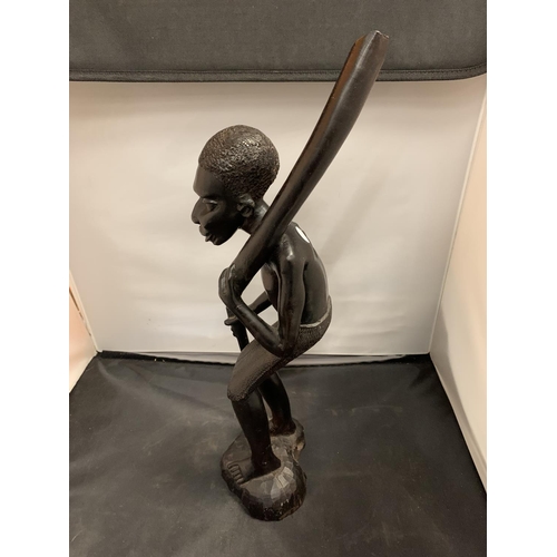 52 - A LARGE DECORATIVE CARVED TRIBAL MALE MODEL (H:45CM)