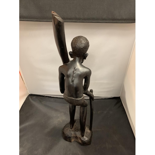 52 - A LARGE DECORATIVE CARVED TRIBAL MALE MODEL (H:45CM)