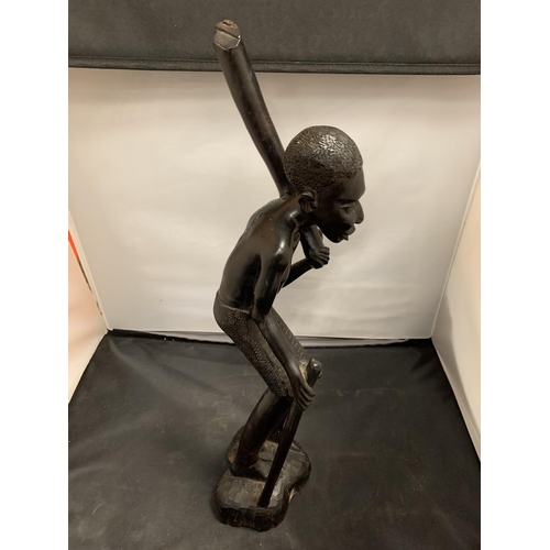 52 - A LARGE DECORATIVE CARVED TRIBAL MALE MODEL (H:45CM)
