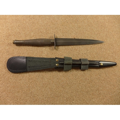 302 - A MODERN FAIRBAIRN SYKES FIGHTING KNIFE, 17CM BLADE, KNURLED GRIP