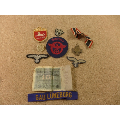 318 - A COLLECTION OF WORLD WAR II NAZI GERMANY CLOTH BADGES, TO INCLUDE LUFTWAFFE ETC