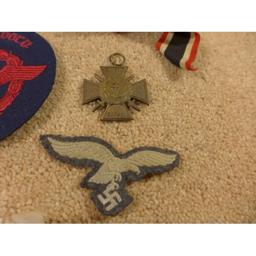 318 - A COLLECTION OF WORLD WAR II NAZI GERMANY CLOTH BADGES, TO INCLUDE LUFTWAFFE ETC