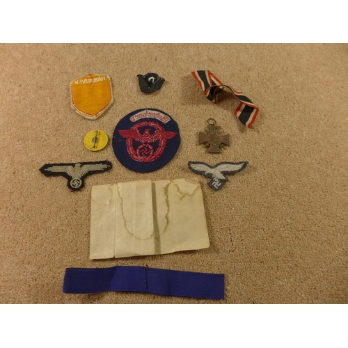 318 - A COLLECTION OF WORLD WAR II NAZI GERMANY CLOTH BADGES, TO INCLUDE LUFTWAFFE ETC