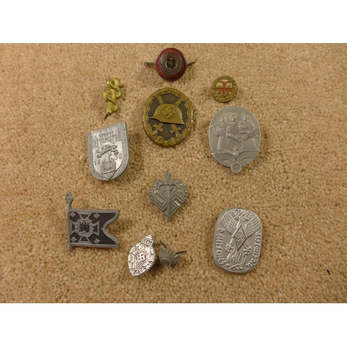 319 - A COLLECTION OF WORLD WAR II NAZI GERMANY BADGES AND TINNEYS, TO INCLUDE A WOUND BADGE ETC