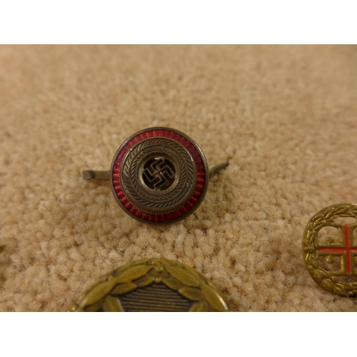 319 - A COLLECTION OF WORLD WAR II NAZI GERMANY BADGES AND TINNEYS, TO INCLUDE A WOUND BADGE ETC