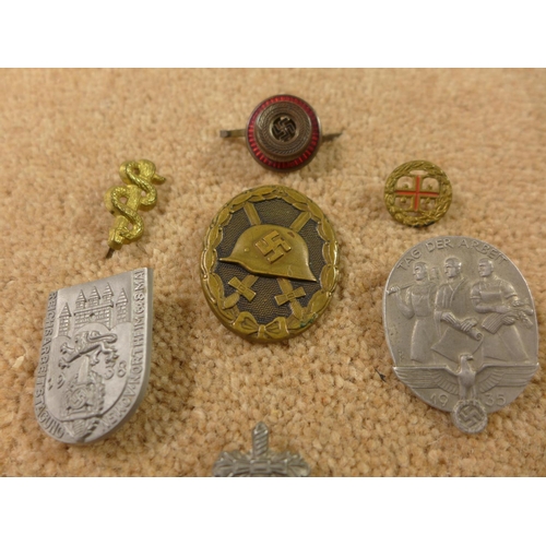 319 - A COLLECTION OF WORLD WAR II NAZI GERMANY BADGES AND TINNEYS, TO INCLUDE A WOUND BADGE ETC