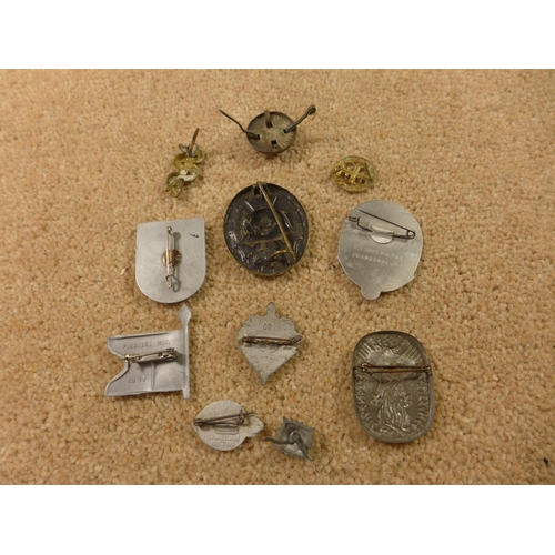 319 - A COLLECTION OF WORLD WAR II NAZI GERMANY BADGES AND TINNEYS, TO INCLUDE A WOUND BADGE ETC