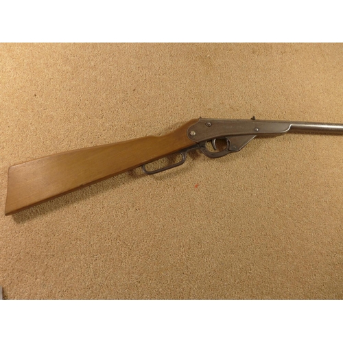 329 - A DAISY 'WINCHESTER STYLE' .177 CALIBRE AIR RIFLE, WITH 81CM BLADE