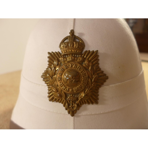 330A - A ROYAL MARINES WHITE PITH HELMET AND BADGE