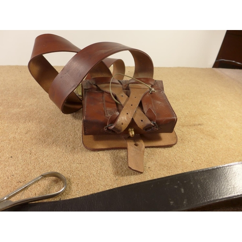 389 - AN AMERICAN CIVIL WAR CONFEDERATE RE-ENACTMENT LEATHER BAG AND A BLACK BELT (2)