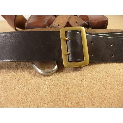 389 - AN AMERICAN CIVIL WAR CONFEDERATE RE-ENACTMENT LEATHER BAG AND A BLACK BELT (2)