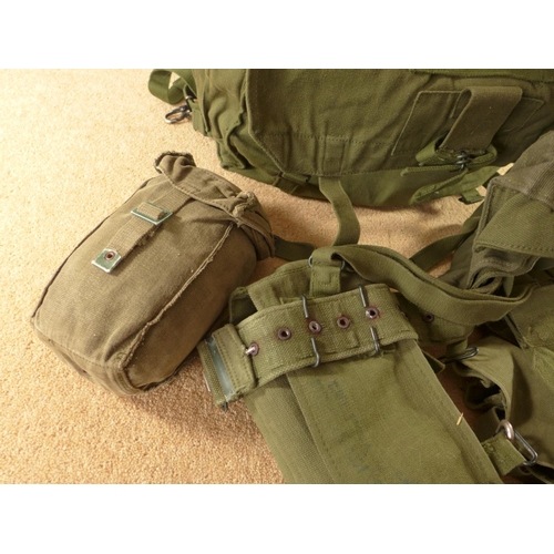 392 - A BRITISH ARMY FIELD PACK, ITEMS DATED 1958 ONWARDS