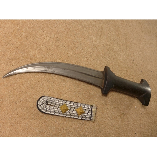 400 - AN ARAB JAMBIYA, 19CM CURVED BLADE AND A MILITARY SHOULDER TAB