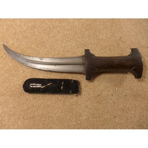 400 - AN ARAB JAMBIYA, 19CM CURVED BLADE AND A MILITARY SHOULDER TAB