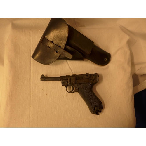 429 - A REPLICA NON FIRING LUGER P.08 TOGETHER WITH A LEATHER HOLSTER