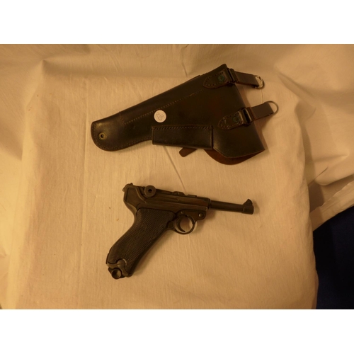 429 - A REPLICA NON FIRING LUGER P.08 TOGETHER WITH A LEATHER HOLSTER