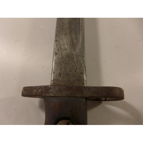 460 - A CUT DOWN 1907 BAYONET, 18CM BOWIE SHAPED BLADE, WITH METAL SCABBARD (AF)