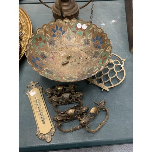 115 - A SELECTION OF BRASSWARE TO INCLUDE A VINTAGE OIL LAMP, DECORATIVE BOWL (D:28CM) ETC