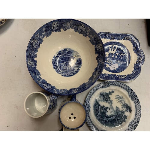 80 - A SELECTION OF BLUE AND WHITE WARE TO INCLUDE A SPODE TANKARD AND A PLATE DATED 'XMAS 1927'