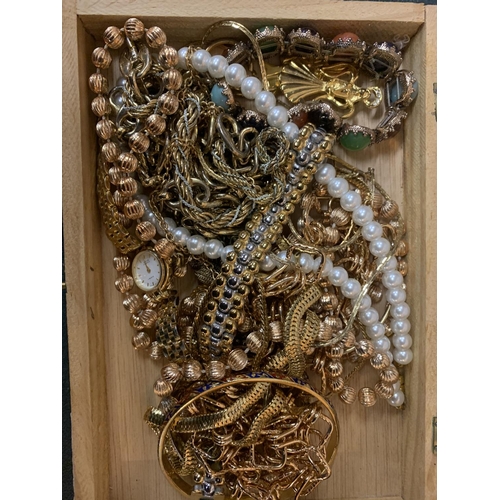 204 - A CIGAR BOX OF MIXED COSTUME JEWELLERY