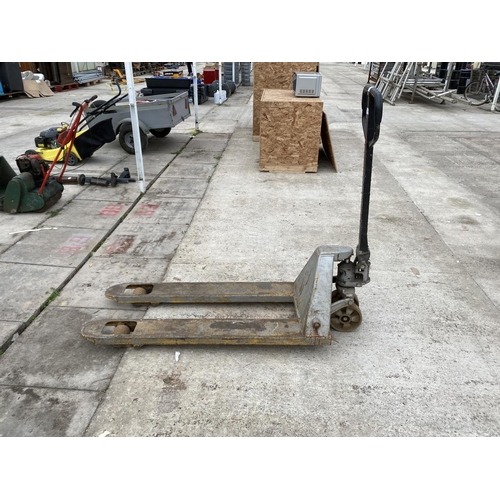 138 - A PALLET TRUCK - NO VAT