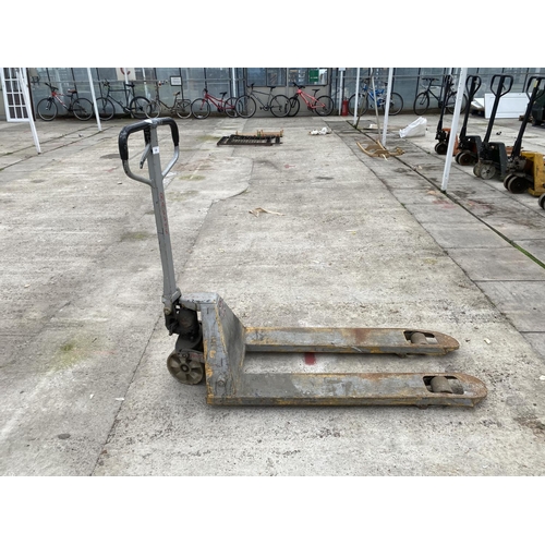 139 - A PALLET TRUCK - NO VAT