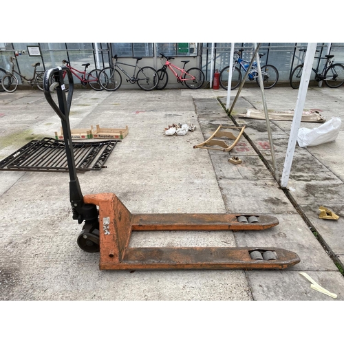 146 - A PALLET TRUCK - NO VAT