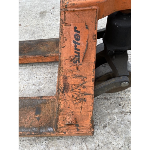 146 - A PALLET TRUCK - NO VAT