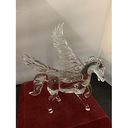 105 - A CRYSTAL GLASS WINGED HORSE BY BONILLA TO INCLUDE TWO COMMEMERATIVE GLASS GOBLETS