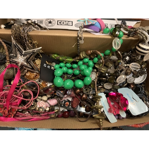 114 - A QUANTITY OF COSTUME JEWELLERY TO INCLUDE SEVERAL NECKLACES