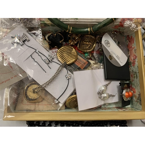 117 - A DECORATIVE BOX CONTAINING A VARIETY OF NECKLACES, BUTTONS ETC