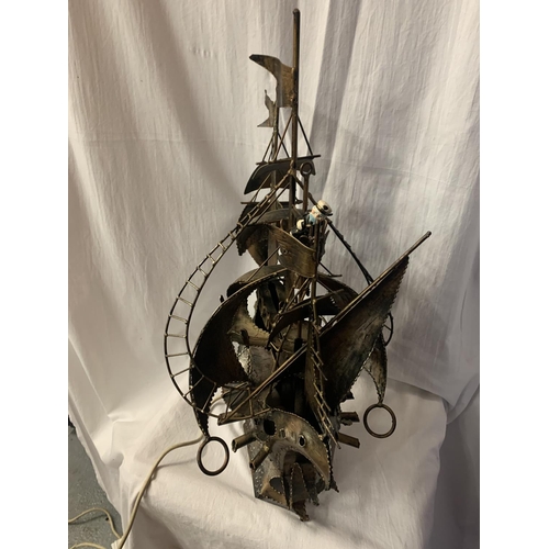 12 - A LARGE BRONZE EFFECT METAL GALLEON TABLE LAMP - 63CM HIGH