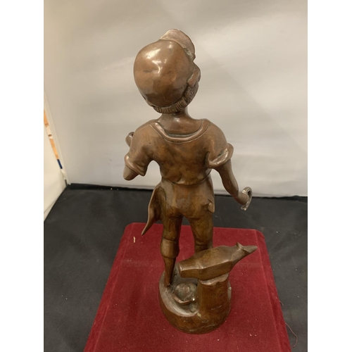 13 - A BRONZE STATUE OF A BOY WITH BLACKSMITH ANVIL - 35CM HIGH