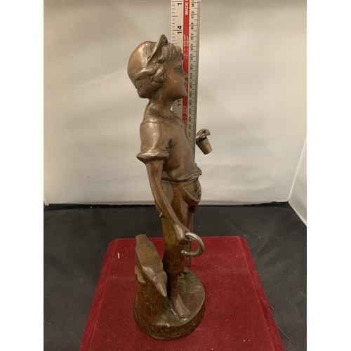 13 - A BRONZE STATUE OF A BOY WITH BLACKSMITH ANVIL - 35CM HIGH