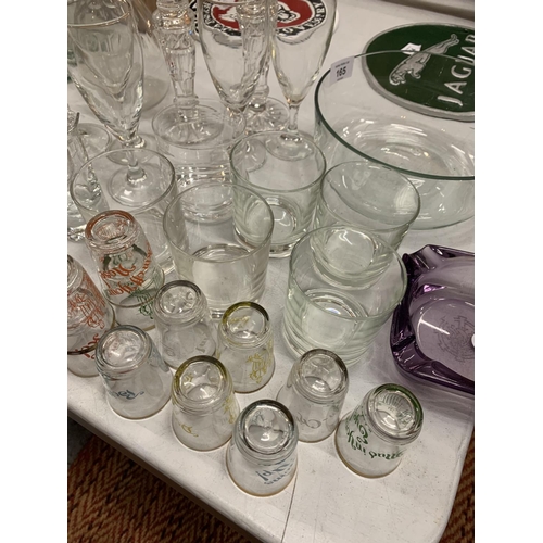 165 - A LARGE QUANTITY OF GLASSWARE TO INCLUDE A BLOWN GLASS JUG ETC