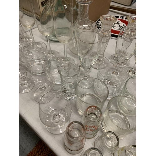 165 - A LARGE QUANTITY OF GLASSWARE TO INCLUDE A BLOWN GLASS JUG ETC