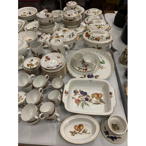 170 - A HUGE COLLECTION OF ROYAL WORCESTER DINNER WARE IN THE EVESHAM DESIGN