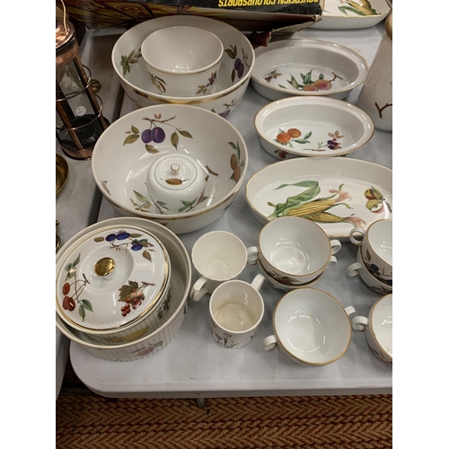 170 - A HUGE COLLECTION OF ROYAL WORCESTER DINNER WARE IN THE EVESHAM DESIGN