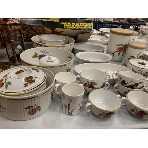 170 - A HUGE COLLECTION OF ROYAL WORCESTER DINNER WARE IN THE EVESHAM DESIGN