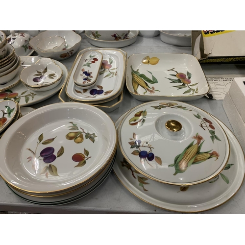 170 - A HUGE COLLECTION OF ROYAL WORCESTER DINNER WARE IN THE EVESHAM DESIGN