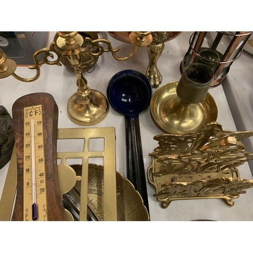 171 - A COLLECTION OF ASSORTED ITEMS TO INCLUDE BRASS AND COPPER WARE, SMALL BAROMETER, WALL CLOCK ETC