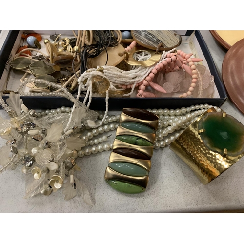 191 - A TRAY OF COSTUME JEWELLERY TO INCLUDE NECKLACES, BRACELETS, ETC