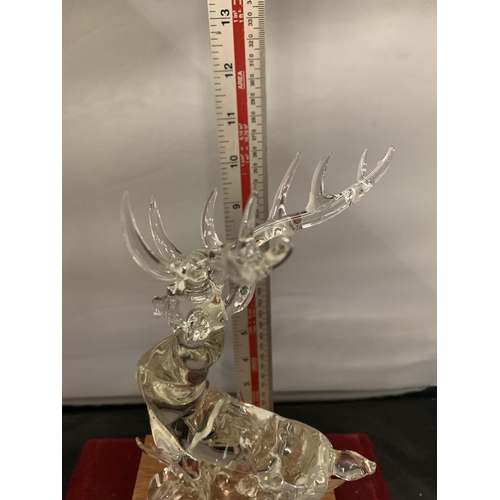 20 - A CRYSTAL GLASS SCULPTURE BY BONILLA OF A STAG