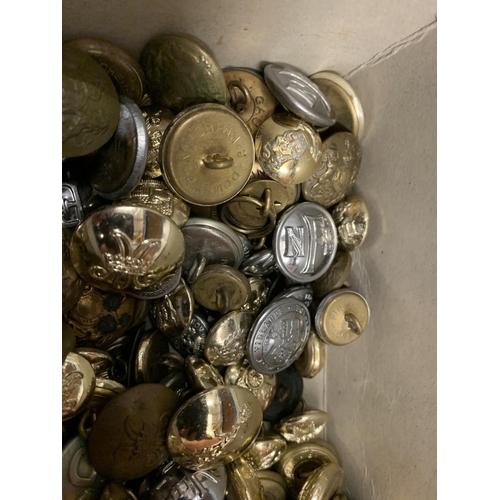 208 - A COLLECTION OF MILITARY AND FIRE BRIGADE BUTTONS